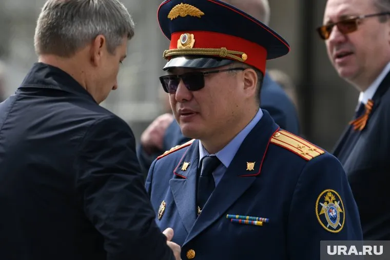 Анатолий Надбитов вручил девочке подарок (архивное фото)