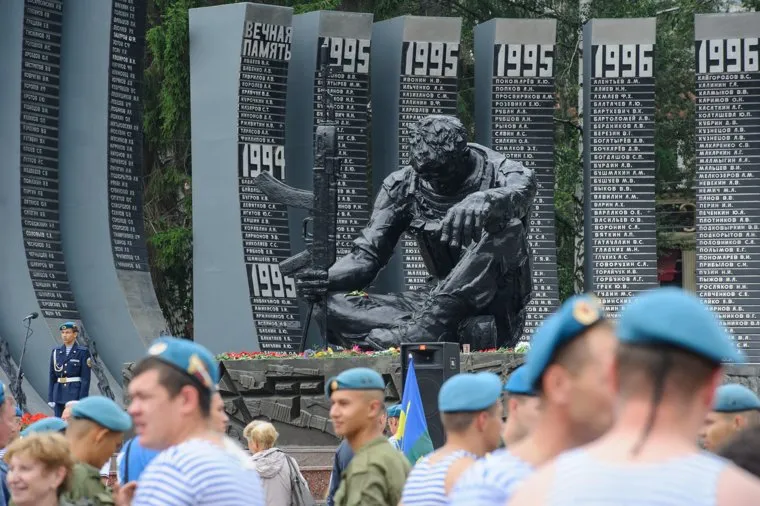 Возложение цветов к мемориалу Чёрный тюльпан в День воздушно-десантных войск. Екатеринбург, мемориал черный тюльпан, день вдв, день воздушно-десантных войск