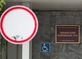 Обвиняемых в подготовке теракта подростков доставили в суд Екатеринбурга, один из них смеялся
