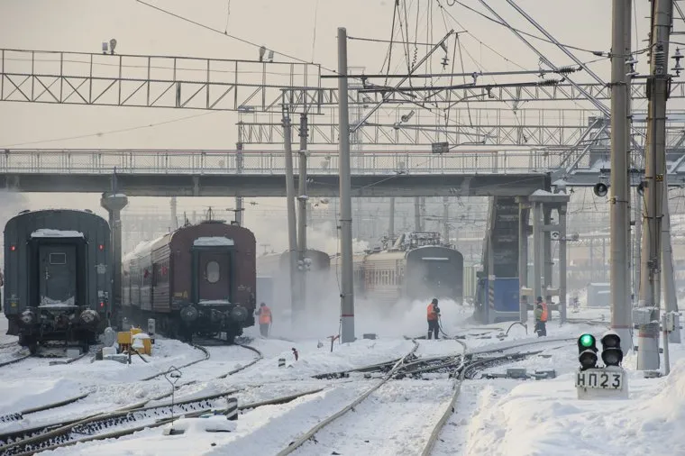 Подготовка поезда дальнего следования к рейсу: проводница в пассажирском вагоне. Екатеринбург, пешеходный мост, железная дорога, депо, ржд, станция екатеринбург пассажирский, российские железные дороги