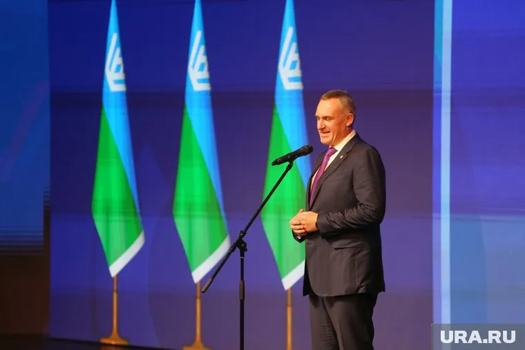 Губернатор Руслан Кухарук вручил окружные награды жителям Югры