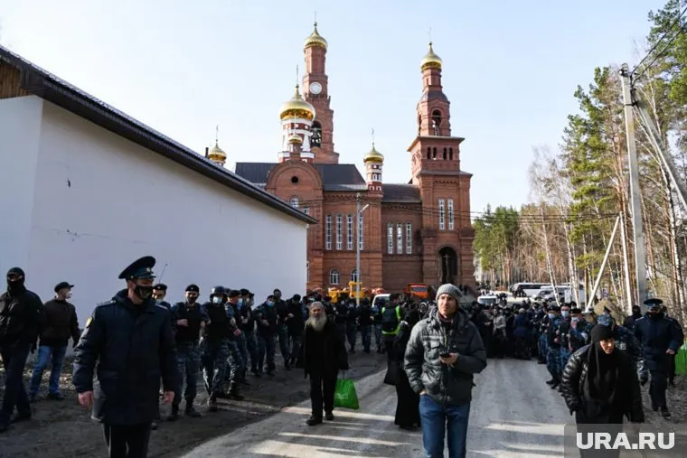 Приставы дадут обитателям монастыря забрать имущество и продукты