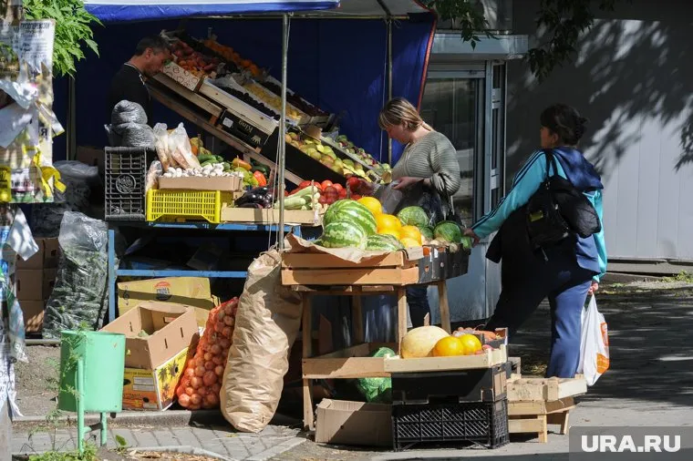 У продавцов-мигрантов на рынке в Кременкуле один терминал на 20 человек