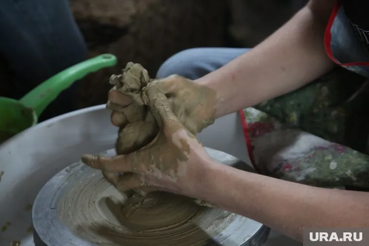 В Якутии скульптур слепил символ Нового года из навоза