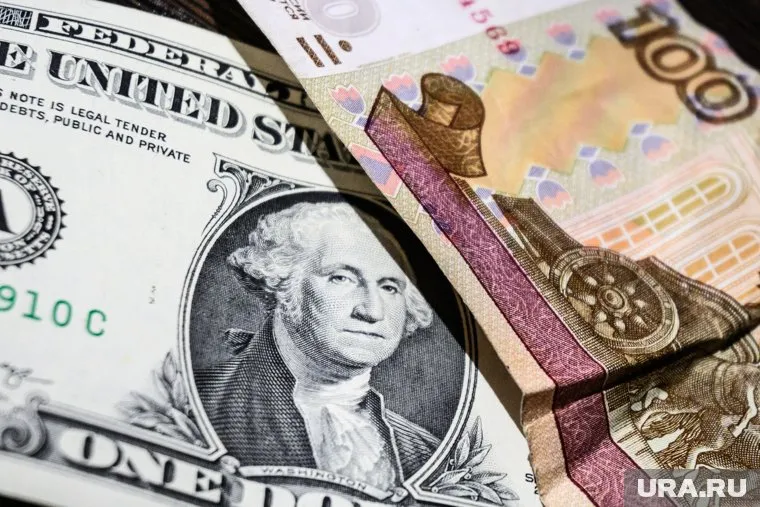 Курс национальной валюты на Московской бирже поднялся выше 100 рублей за доллар