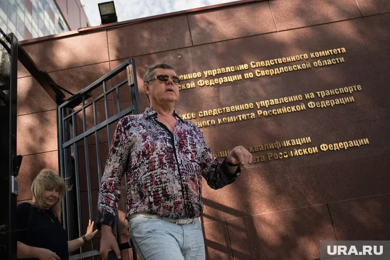 Александр Новиков вышел из управления следственного комитета в дурном настроении