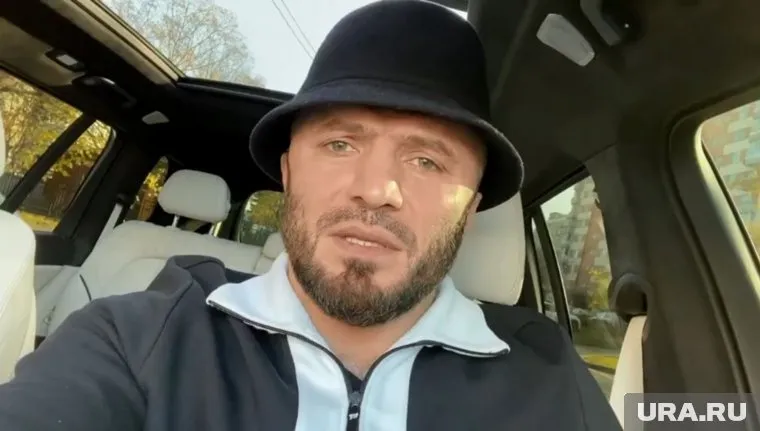 Боец Владимир Минеев досрочно закончил поединок на последней минуте третьего раунда