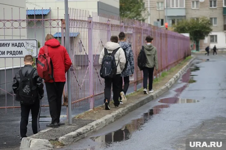 В 43 школе Копейска закрывали калитку из-за канавы оставленной Горводоканалом