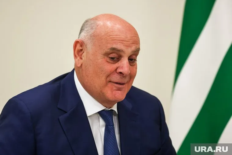 Аслан Бжания пошел на уступки протестующим