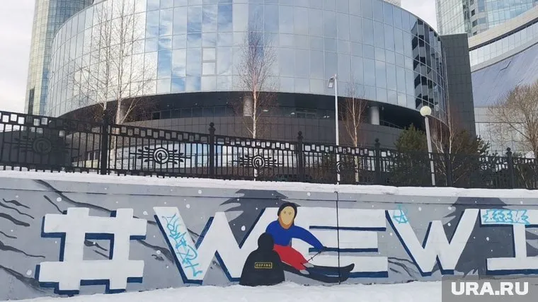 На изображении угадывается история вокруг картины Анны Лепорской, которую разрисовал охранник