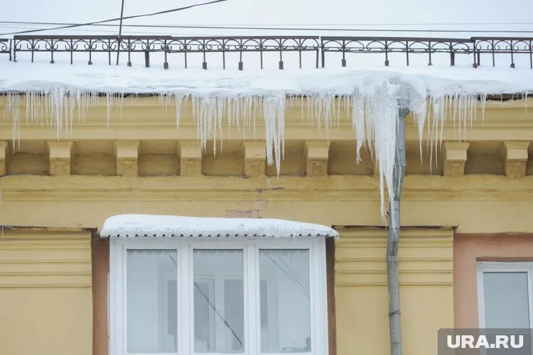 Сосулька упала на голову 12-летнего мальчика