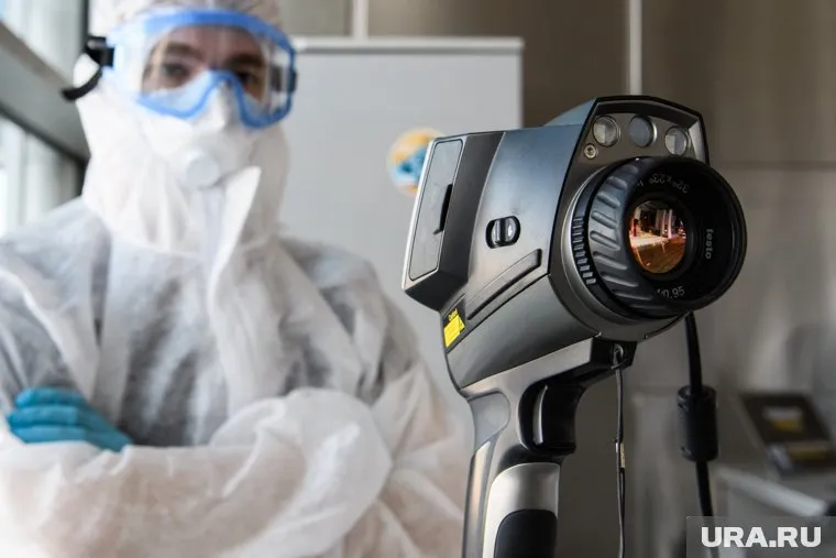 Он проверяет температуру у всех входящих в здание