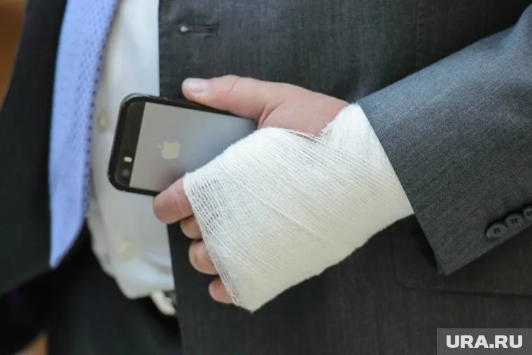 Гипсовые бинты продают в любой аптеке, но в больнице их нет