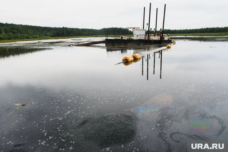 Возле вертолетной площадки произошел разлив трех тонн авиационного керосина