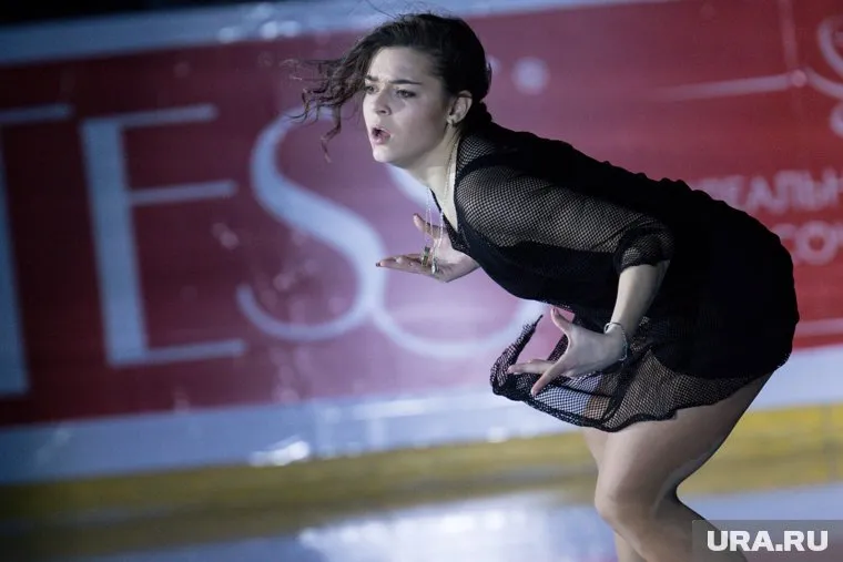 Действующий тренер спортсменки посоветовал ей обратить внимание на участие в ледовых шоу