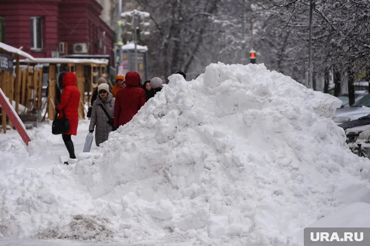 Пешеходный переход упирался в большой сугроб