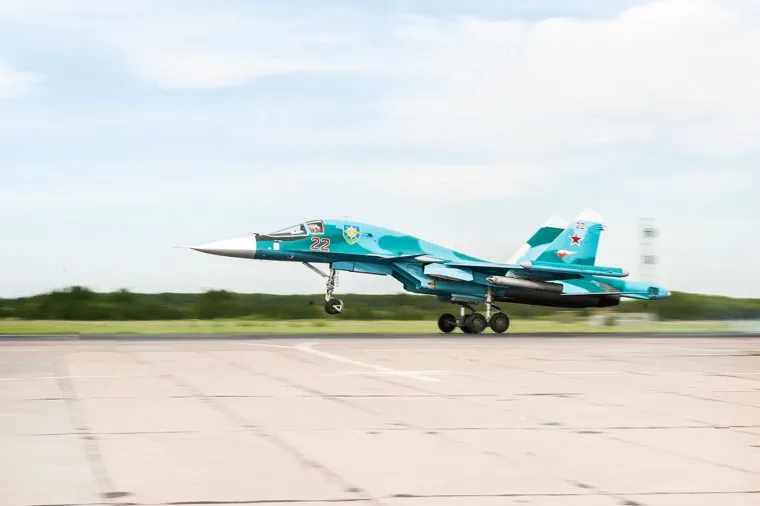 Летно-тактические учения многофункционального истребителя-бомбандировщика СУ-34 на аэродроме Шагол. Челябинск