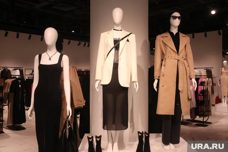 Одежда бренда отличается концептуальным минимализмом и конструктивизмом