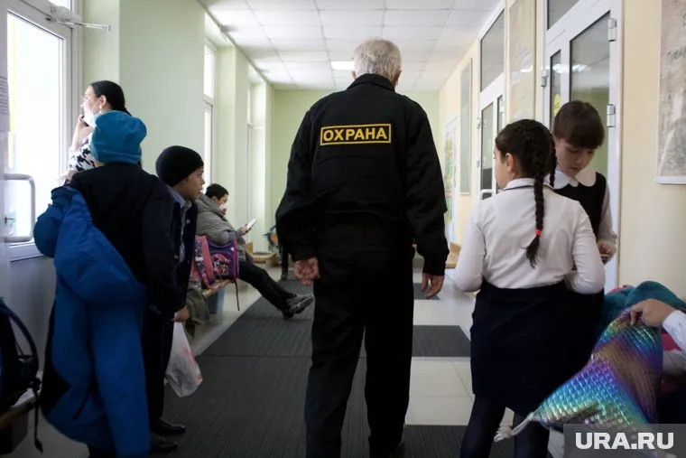 Охрана в колледже и школе не устроила ямальцев