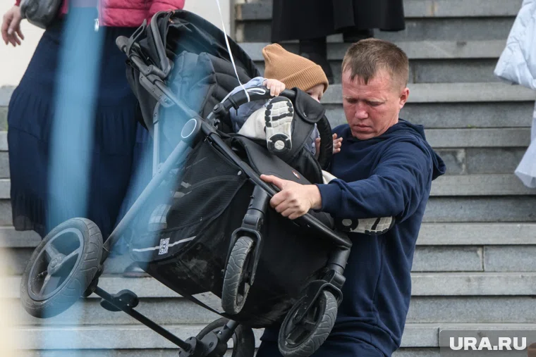 Мужчины начали оформлять пособия по уходу за ребенком до 1,5 лет на себя из-за выгоды