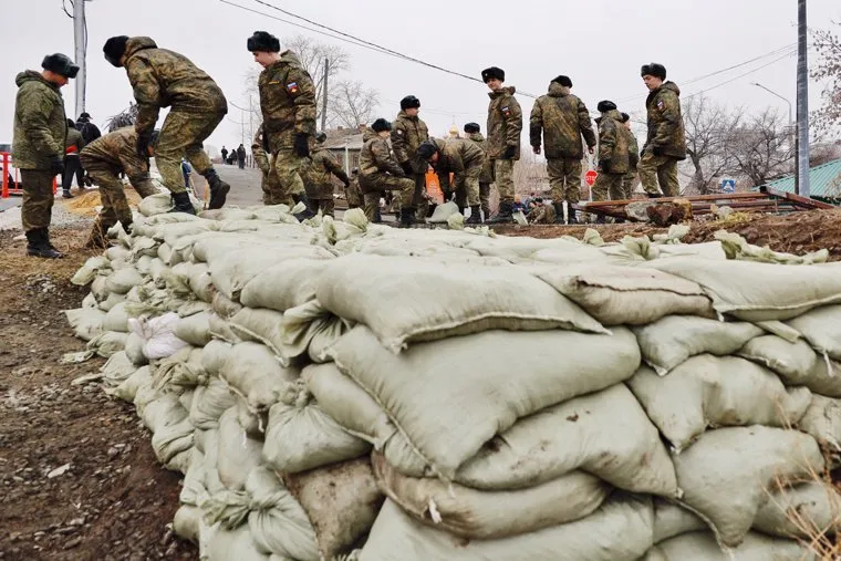 Подготовка к наводнению. СНТ КМЗ-1. Шоссе Тюнина. Курган