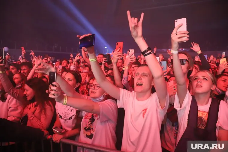 Мужчина в свадебном платье залез на сцену на фестивале «Ночь музыки»