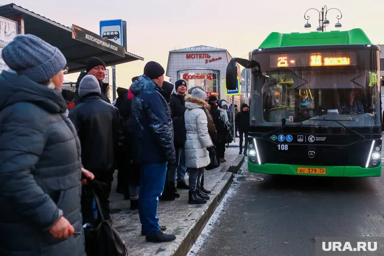 Из-за снегопада тюменские автобусы начали приходить на остановки с опозданием