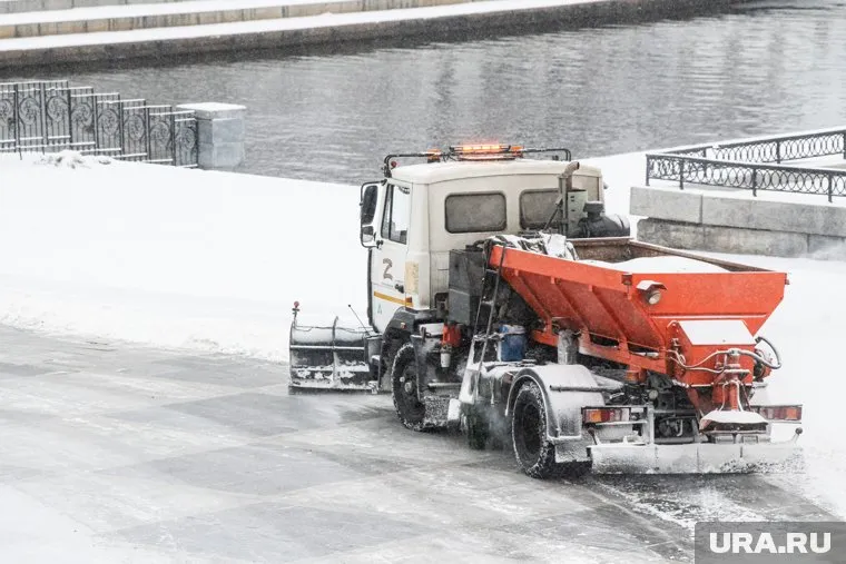 Снегоуборочная техника выехала на улицы города