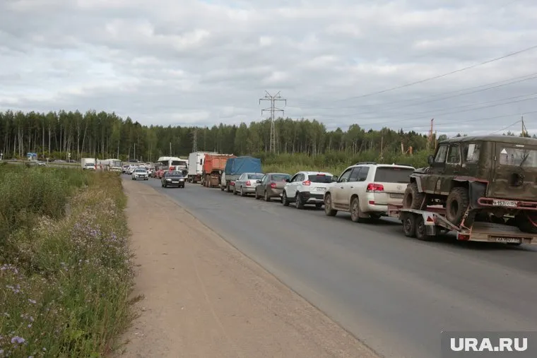 Пробка растянулась на несколько километров (архивное фото)