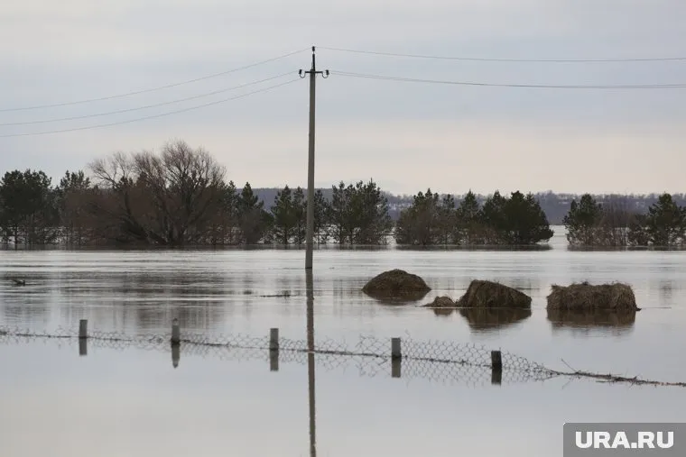 Мосты ушли под воду в деревнях в Ишимском районе