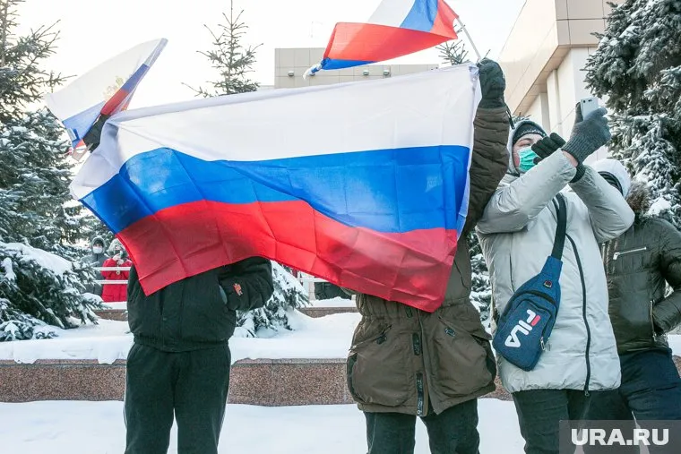 Евгений Федоров уверен, что нельзя использовать флаг РФ на незаконных митингах