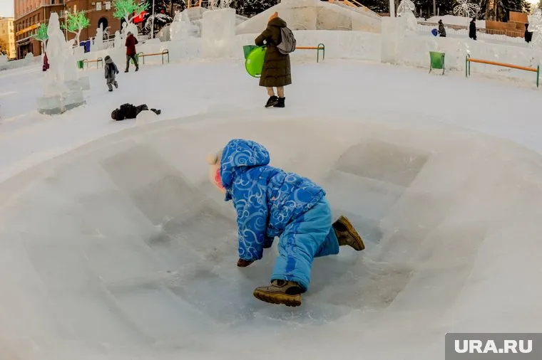 Элементы ледового городка покрылись трещинами