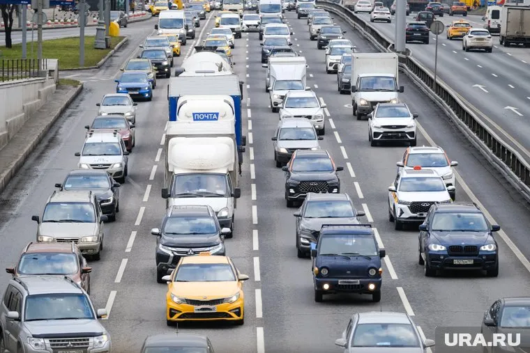 Очередь к Крымскому мосту превышает 1400 машин