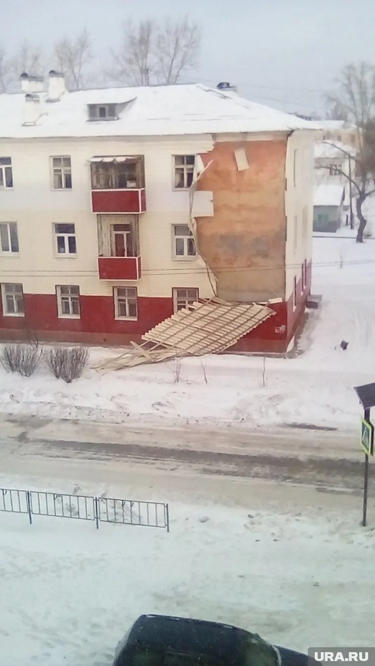 Пострадавших от обрушения фасада жилого дома нет
