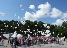 Челябинцы массово вышли на улицы, чтобы почтить память убитого рецидивистом мальчика в Каслях