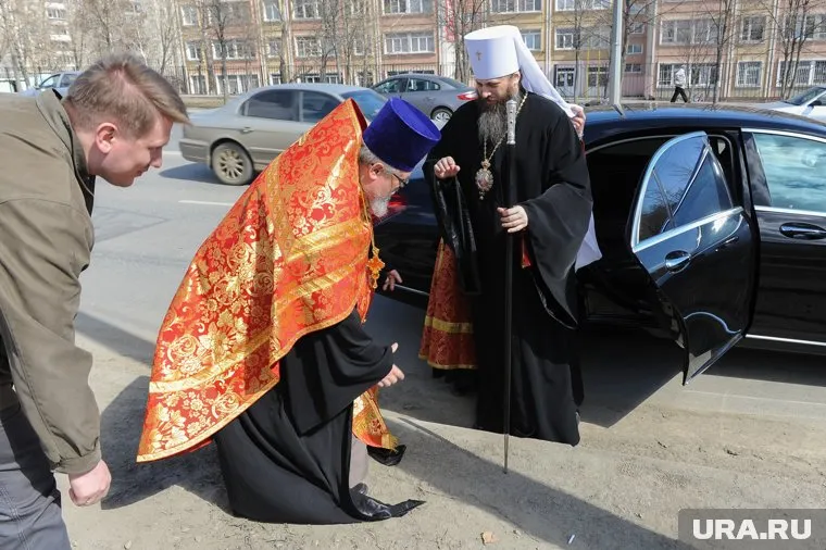 Челябинский митрополит Никодим и его священнослужители обвиняют учителей английского в оскорблении церкви