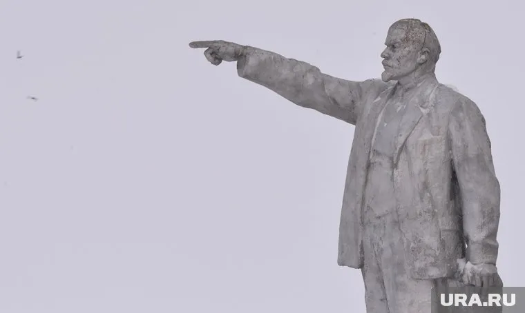 В челябинском городе памятник Ленину меняют на автомобиль