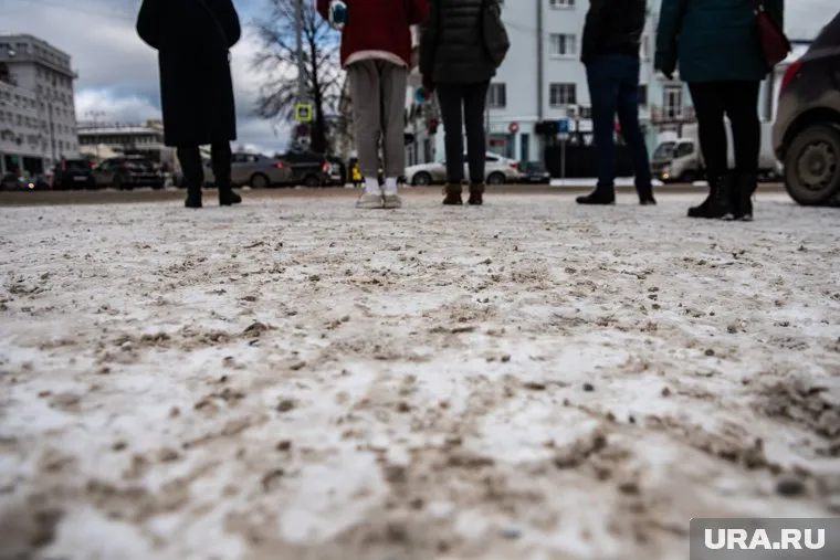 С наступлением холодов городские улицы начали посыпать специальной смесью