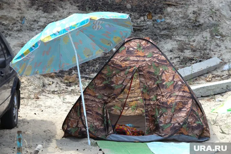 Палатку лучше установить на открытой территории, далеко от леса