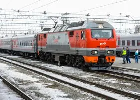 Пассажиры поезда из Адлера стоят в пробке под Челябинском девять часов