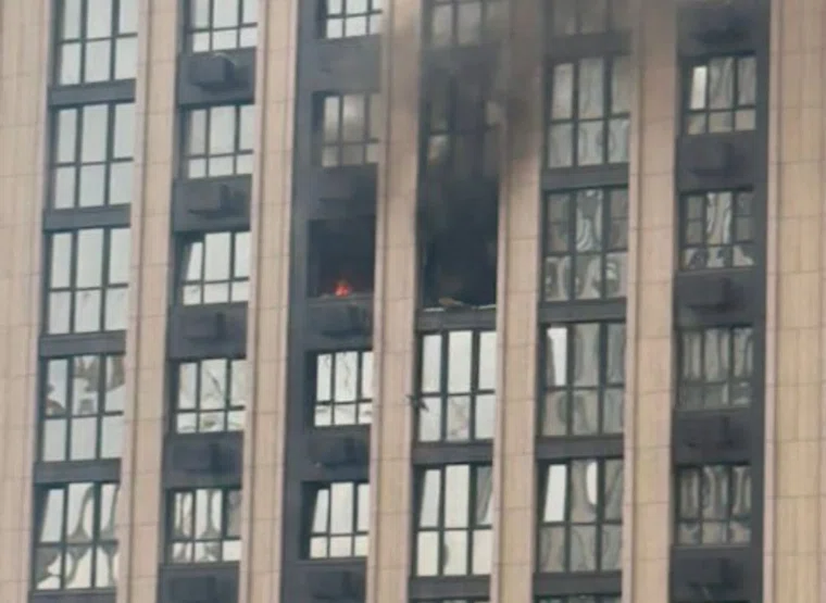 Двор ростовской новостройки усыпан стеклами после взрыва в квартире