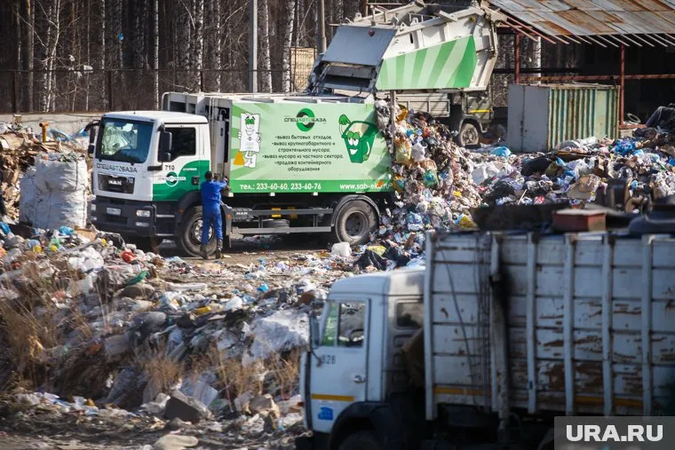 Всего три оператора будут следить за вывозом мусора в регионе: «Спецавтобаза», «Рифей» и «Экосервис». Первая компания, отвечающая за Екатеринбург, не готова к работе