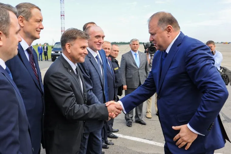 Осмотр полпредом президента Николаем Цукановым стройки в Челябинском аэропорту и строительство конгресс-холла Таганай. Саммит ШОС и БРИКС. Челябинск, рукопожатие, пушкин артем, лопин виталий, дубровский борис, цуканов николай