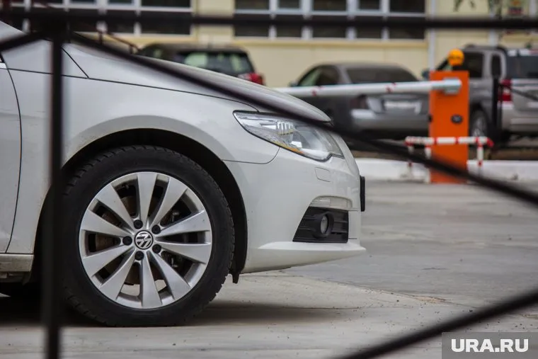 Некоторые пермские чиновники паркуют свои автомобили в неположенных местах