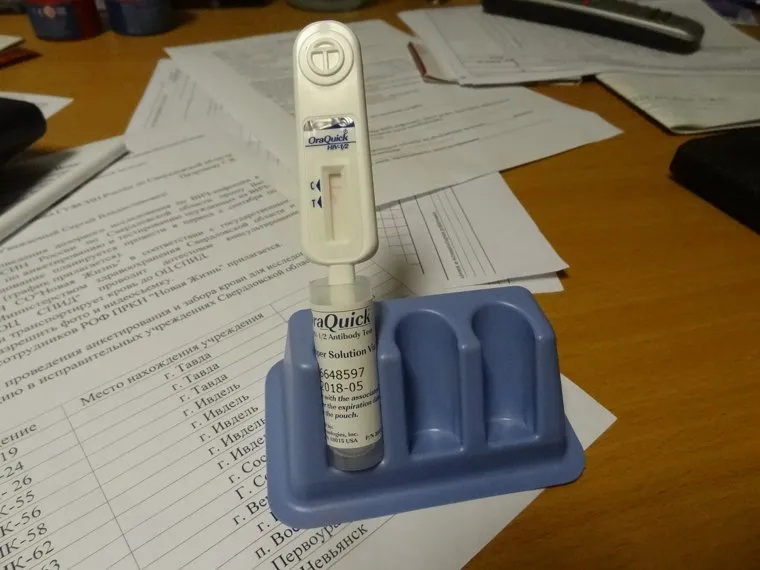 Волонтеры общественной организации "Новая жизнь" учат секс-работниц правильно надевать презерватив