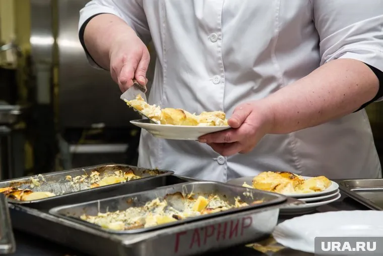 Сотрудницы столовых сняли фартуки, чтобы поучаствовать в фотосессии