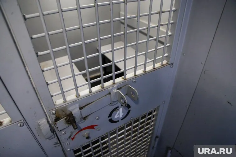 За решеткой чиновница и ее предполагаемый соучастник провели целый год