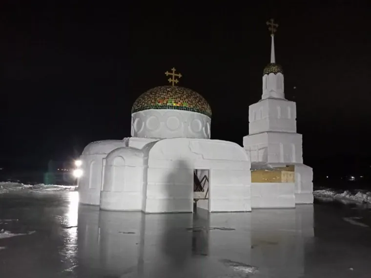 Ледяная часовня на озере Тургояк