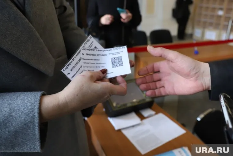 Свердловские врачи посчитали лозунги противников QR-кодов аморальными