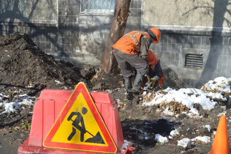 Работа аварийной бригады на месте коммунальной аварии. Челябинск